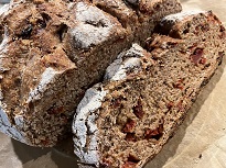 Dinkelvollkornbrot mit getrockneten Tomaten